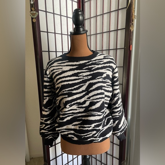 WHITE CLOSET ZEBRA PRINT SWEATER - Picture 7 of 7